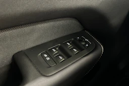 valkoinen Volvo XC60 2020 kuva 22.