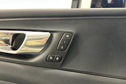 valkoinen Volvo XC60 2020 kuva 23.
