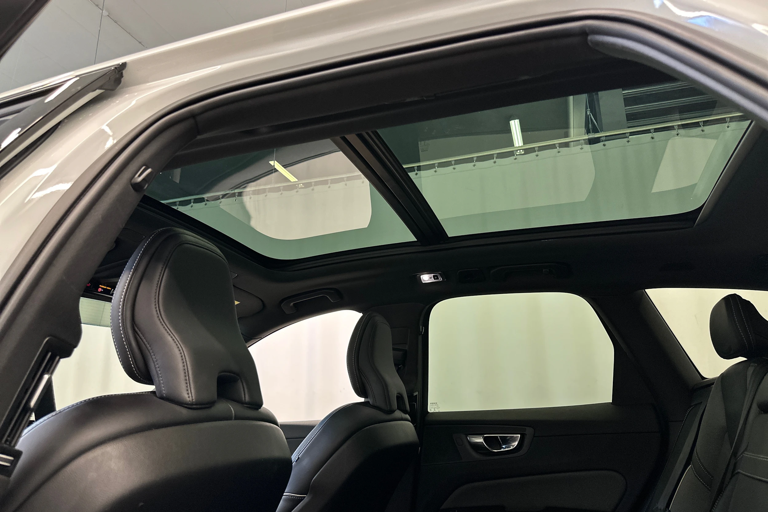 valkoinen Volvo XC60 2020 kuva 24.