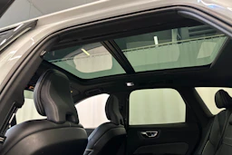 valkoinen Volvo XC60 2020 kuva 24.
