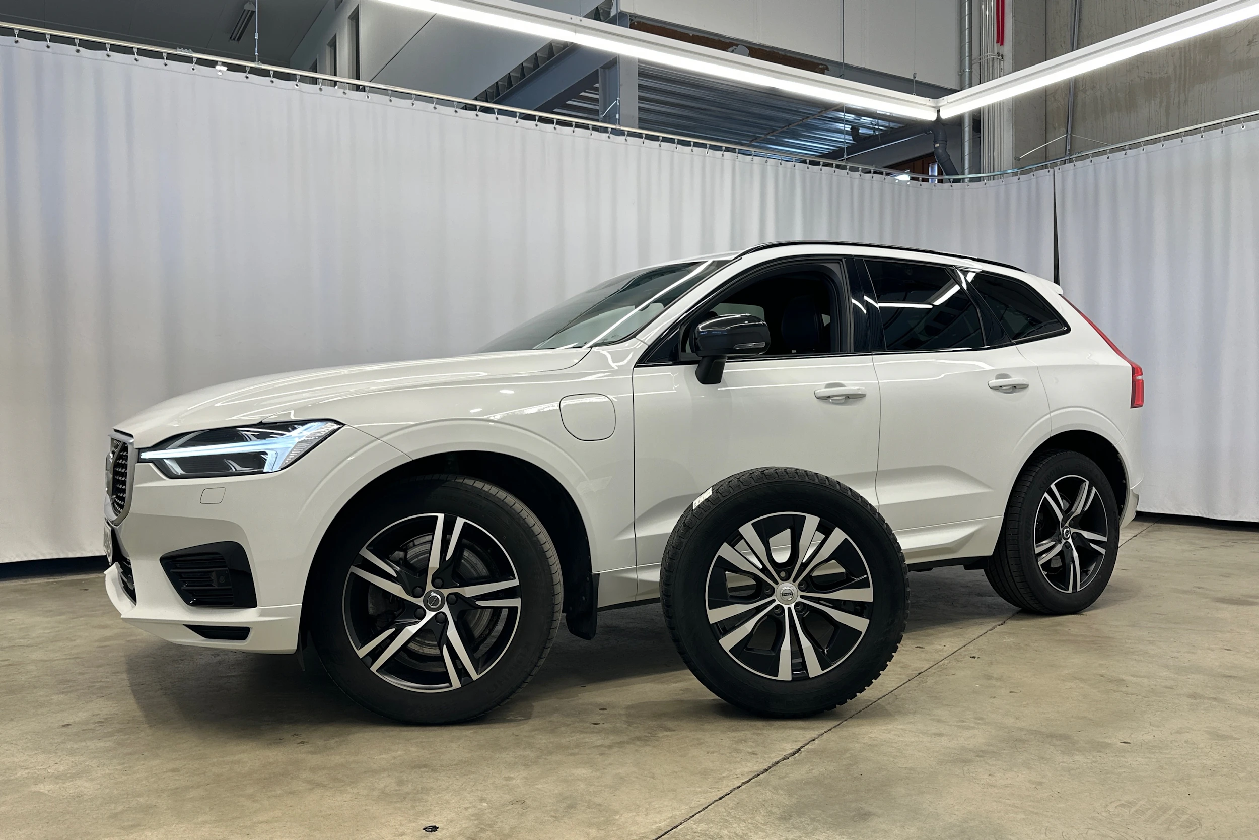 valkoinen Volvo XC60 2020 kuva 30.