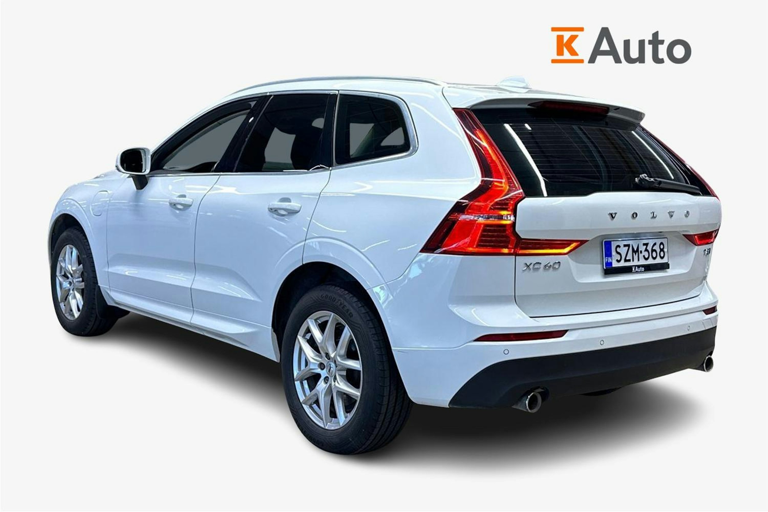 valkoinen Volvo XC60 2020 kuva 2.