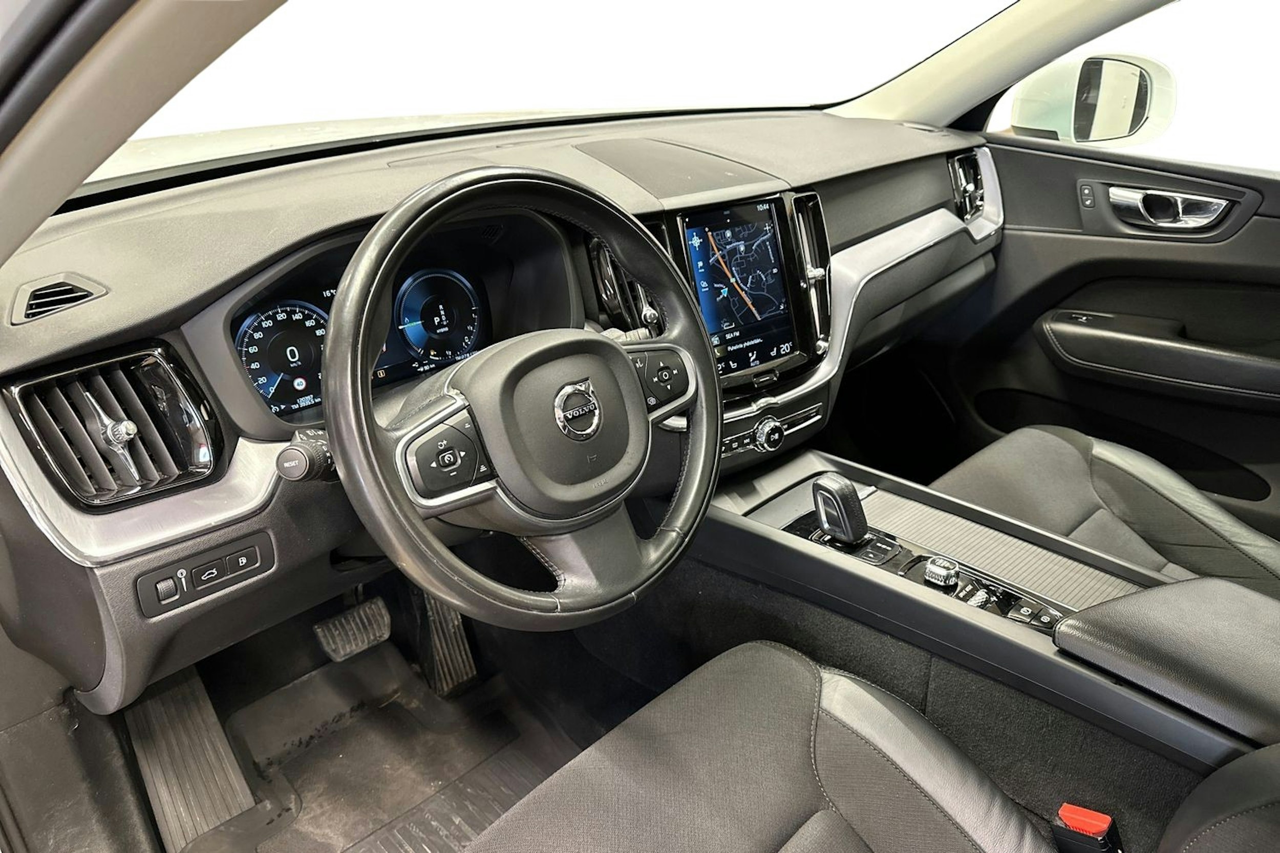 valkoinen Volvo XC60 2020 kuva 19.