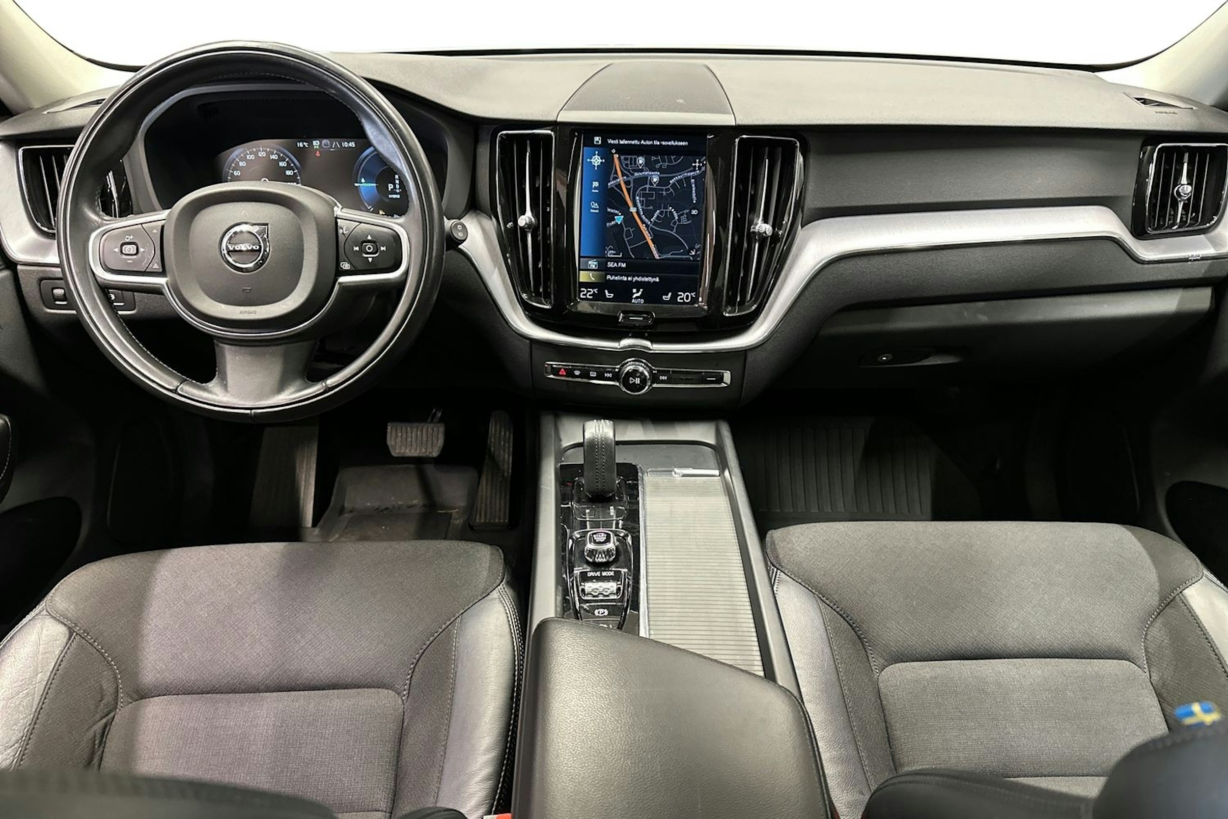 valkoinen Volvo XC60 2020 kuva 20.