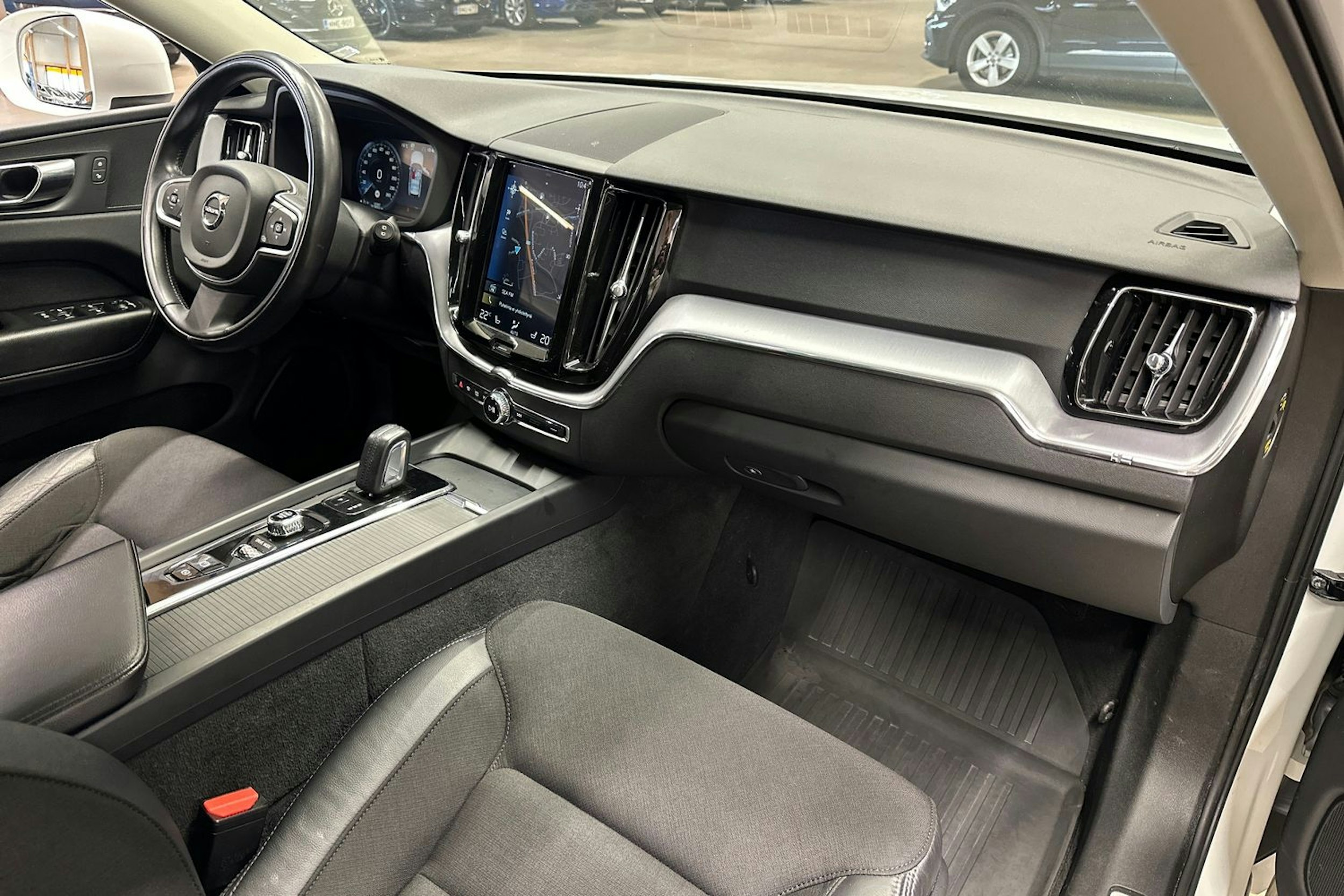 valkoinen Volvo XC60 2020 kuva 8.