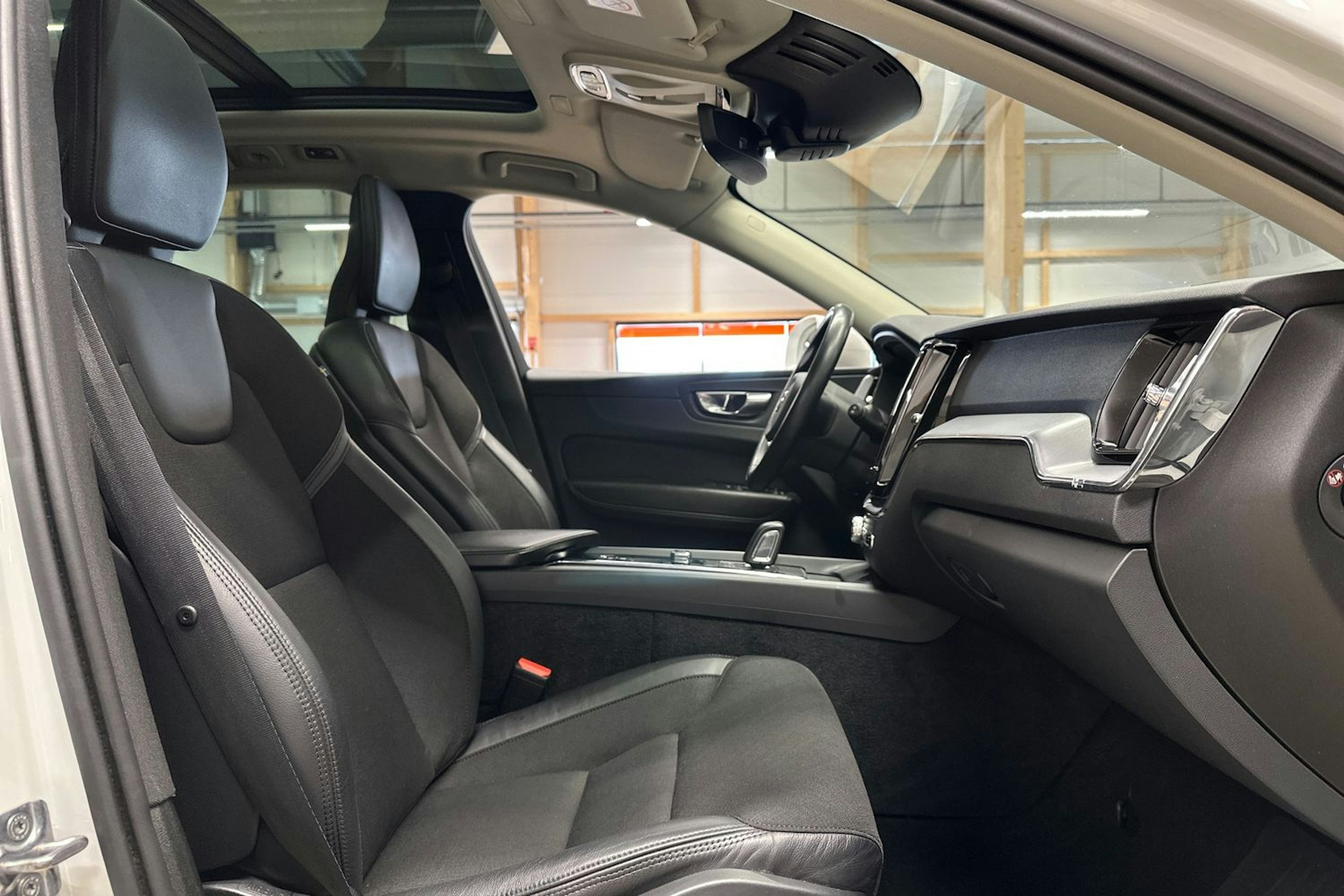 valkoinen Volvo XC60 2020 kuva 9.