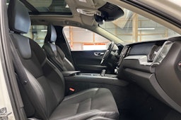 valkoinen Volvo XC60 2020 kuva 9.