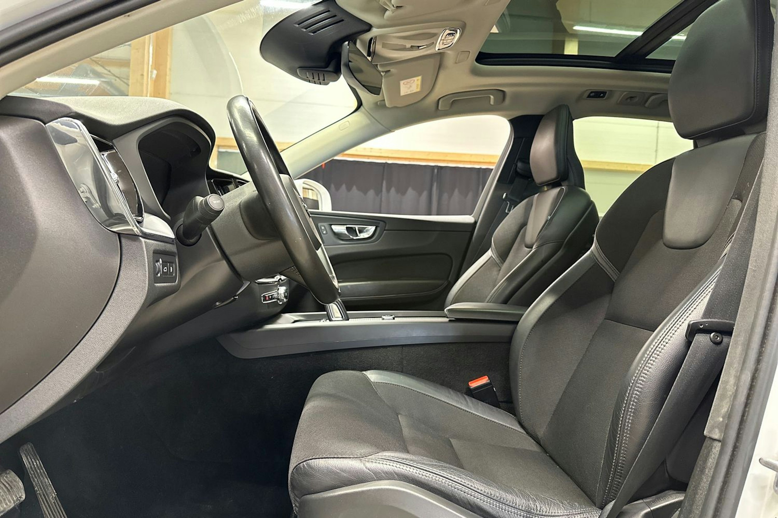 valkoinen Volvo XC60 2020 kuva 10.