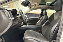 valkoinen Volvo XC60 2020 kuva 10.