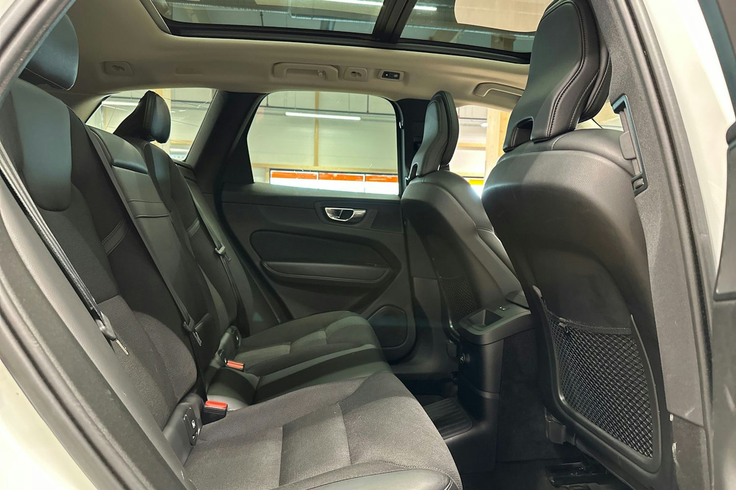 valkoinen Volvo XC60 2020 kuva 11.