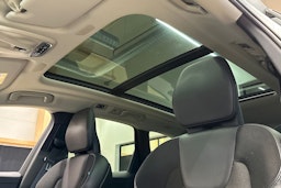 valkoinen Volvo XC60 2020 kuva 12.