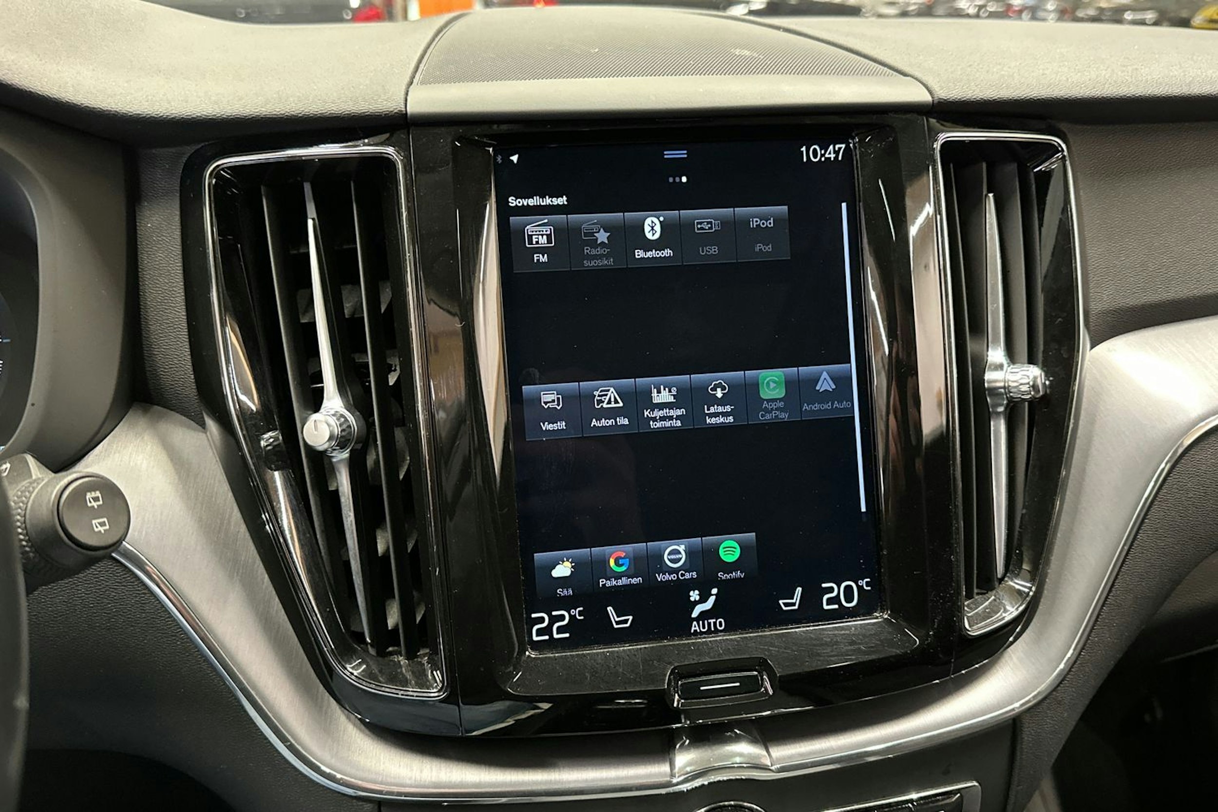 valkoinen Volvo XC60 2020 kuva 21.