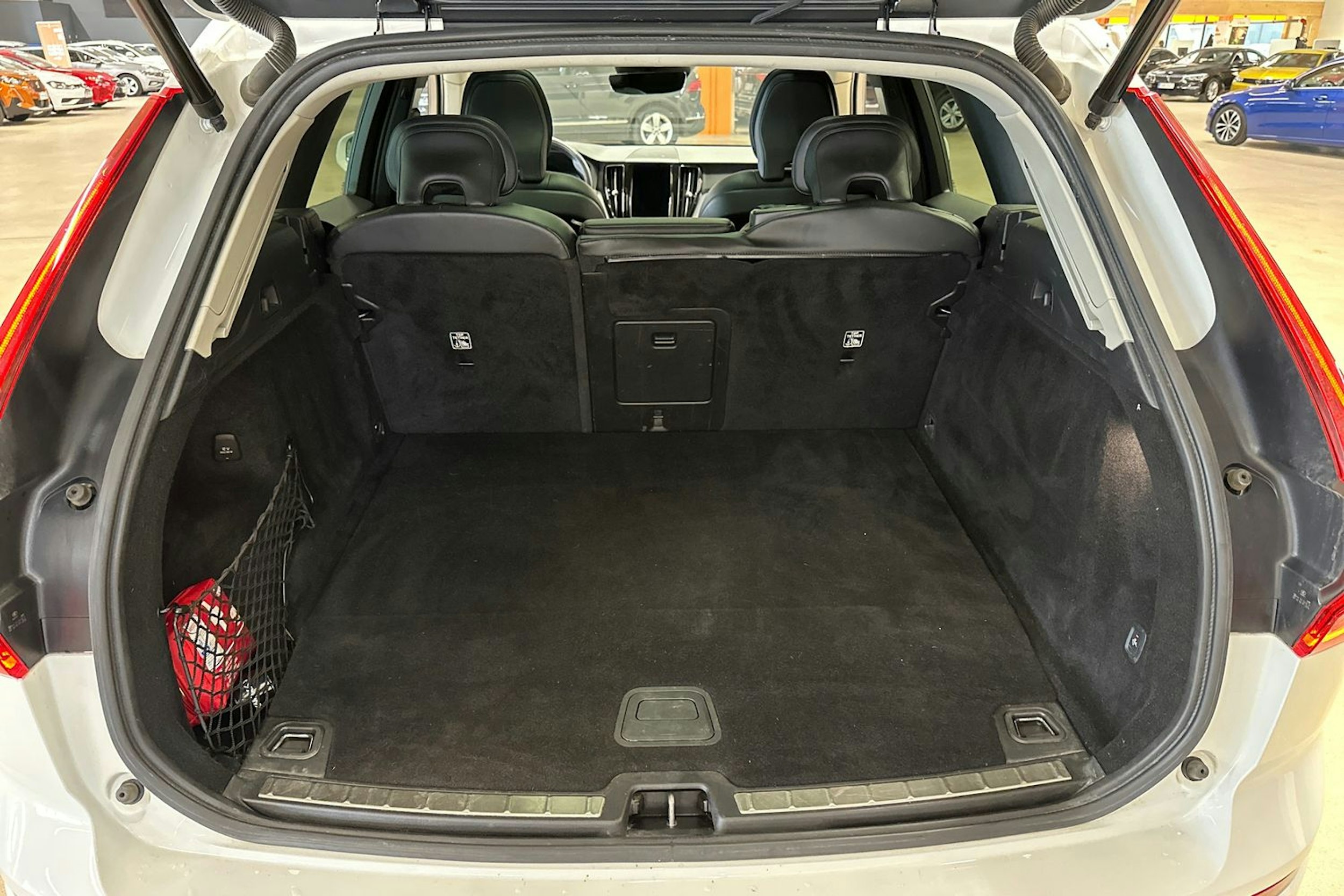 valkoinen Volvo XC60 2020 kuva 27.