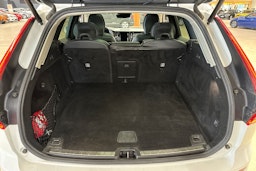 valkoinen Volvo XC60 2020 kuva 27.