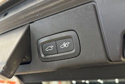 valkoinen Volvo XC60 2020 kuva 30.