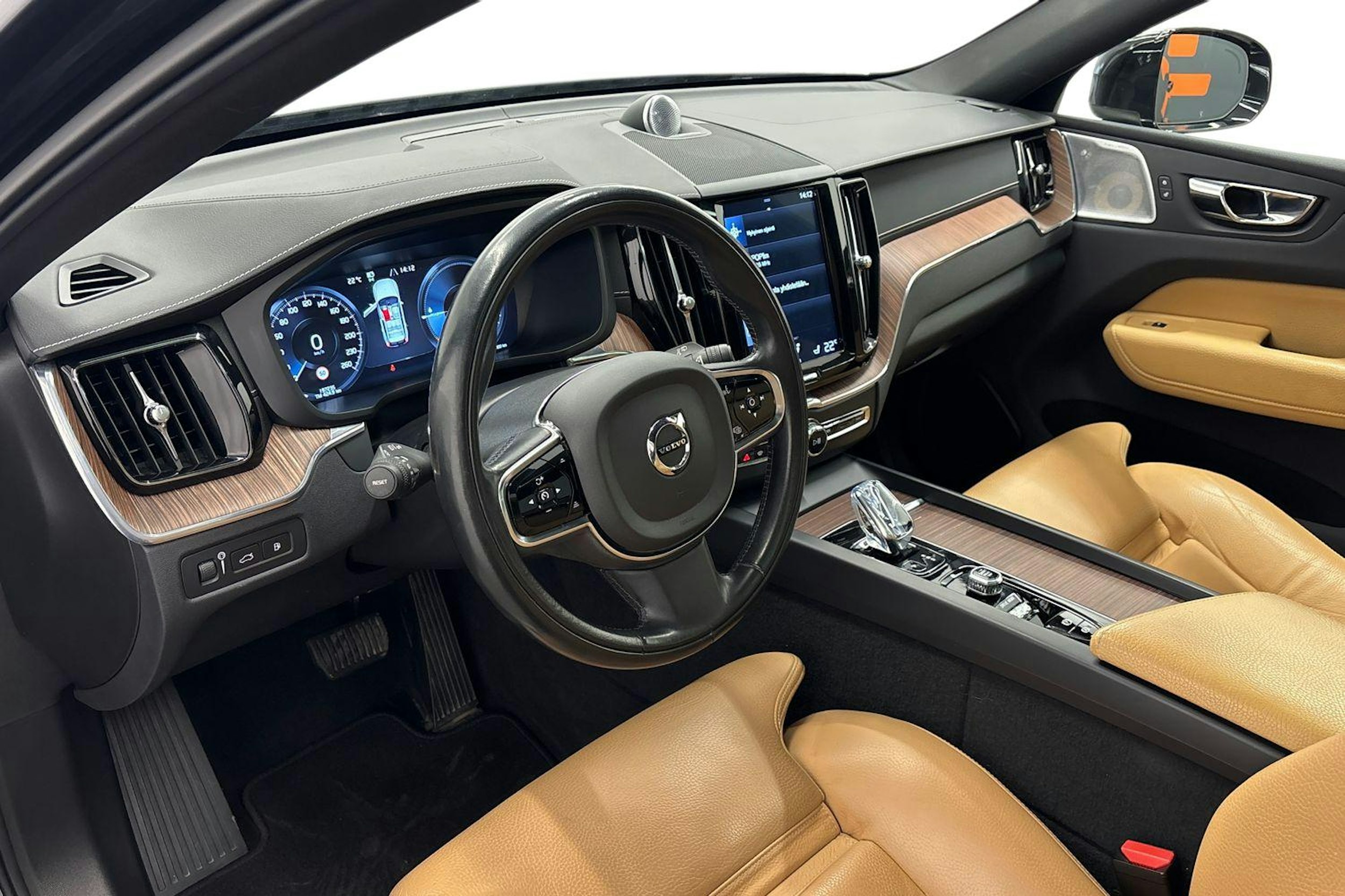 musta Volvo XC60 2020 kuva 6.