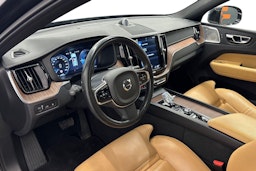 musta Volvo XC60 2020 kuva 6.