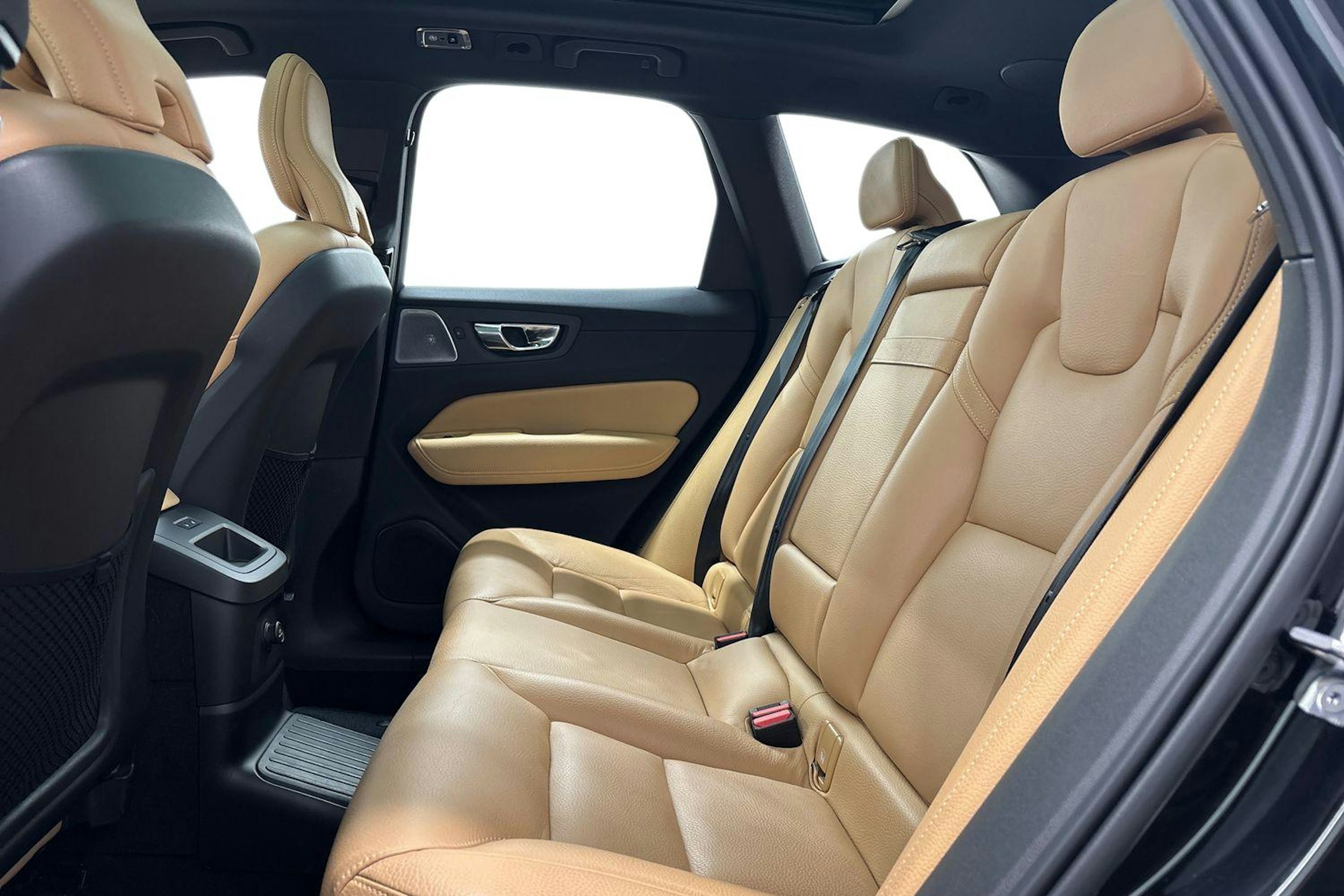 musta Volvo XC60 2020 kuva 8.