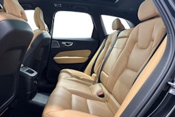 musta Volvo XC60 2020 kuva 8.