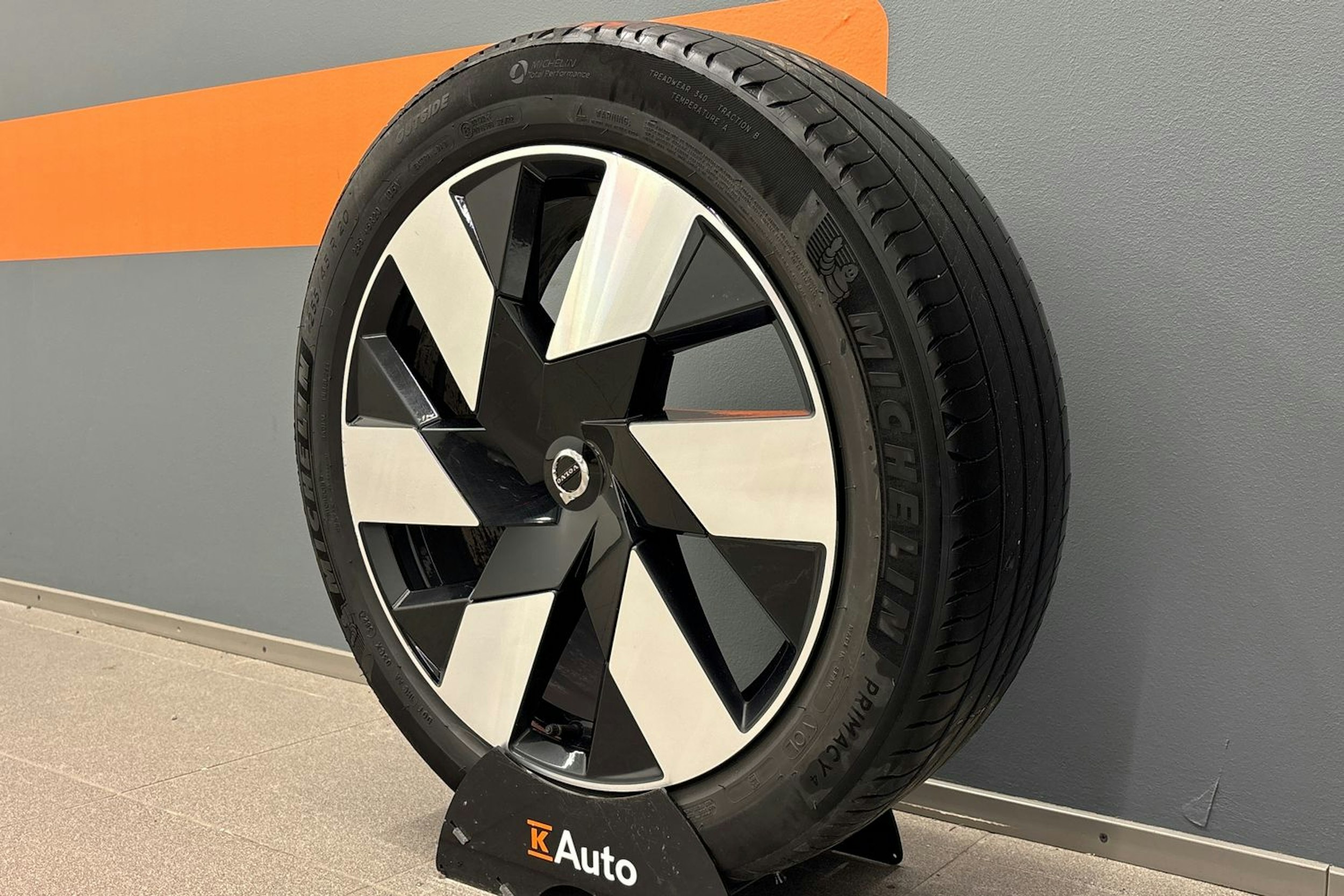 musta Volvo XC60 2020 kuva 10.