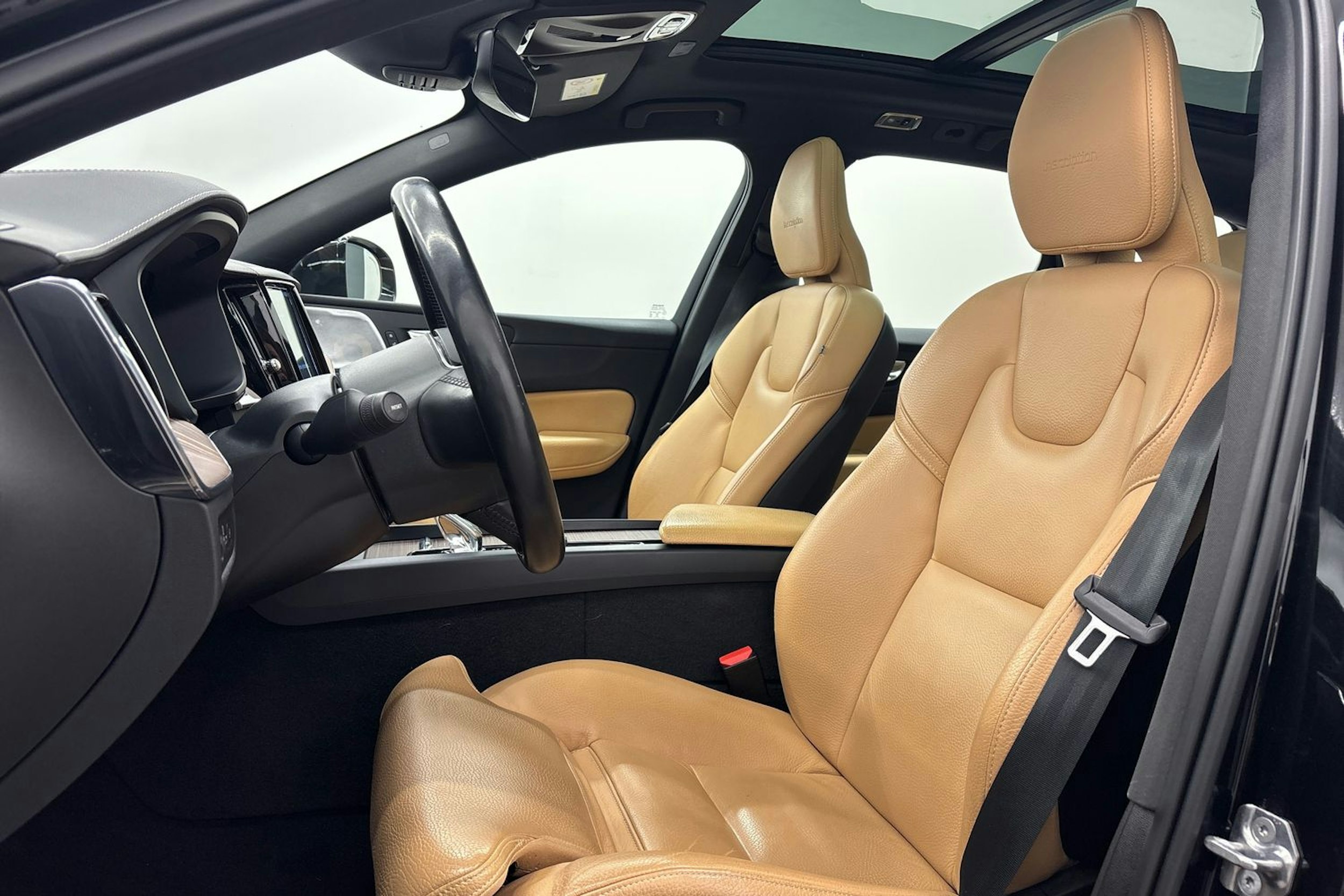 musta Volvo XC60 2020 kuva 11.