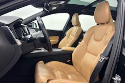 musta Volvo XC60 2020 kuva 11.