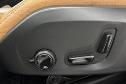 musta Volvo XC60 2020 kuva 12.