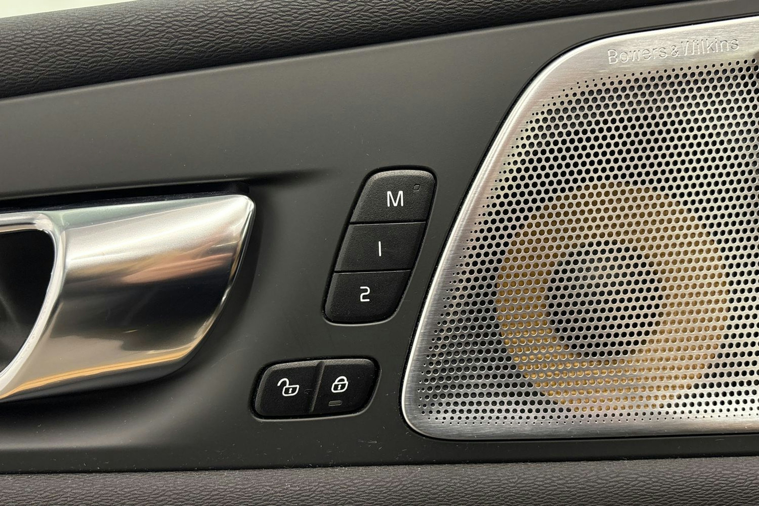 musta Volvo XC60 2020 kuva 13.