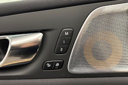 musta Volvo XC60 2020 kuva 13.