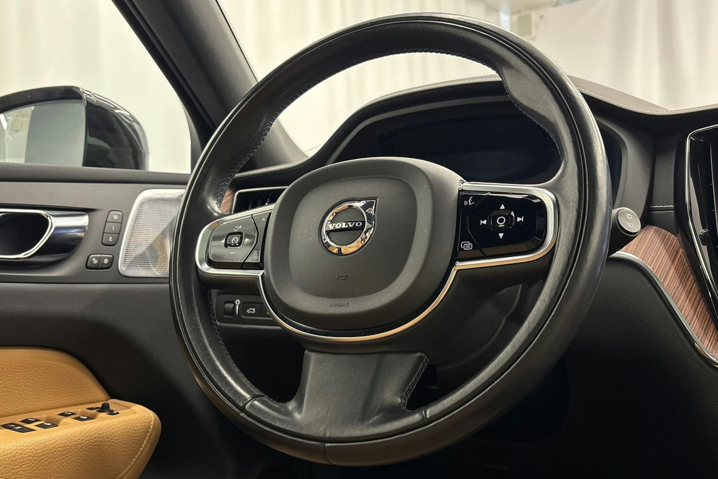 musta Volvo XC60 2020 kuva 14.