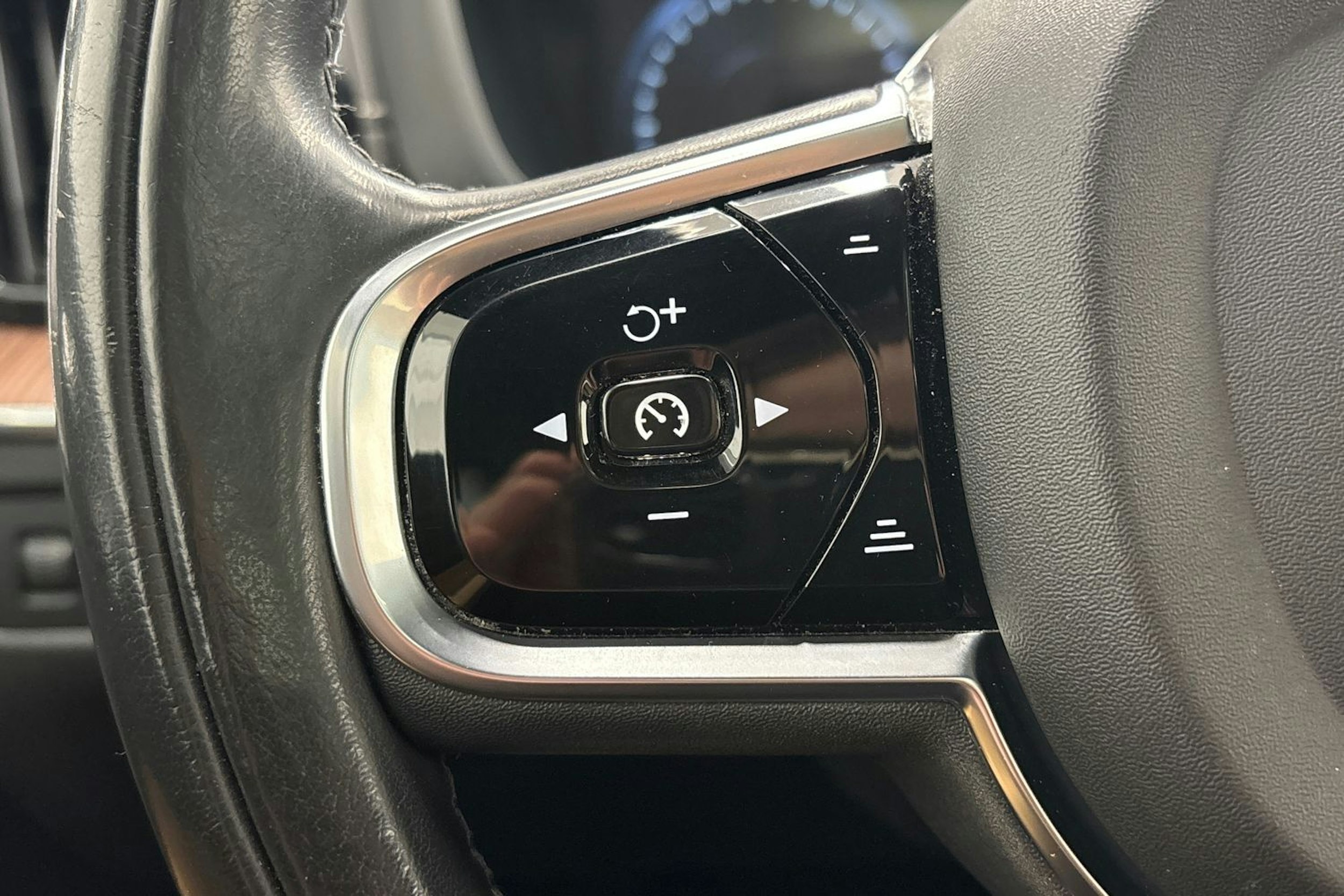 musta Volvo XC60 2020 kuva 15.