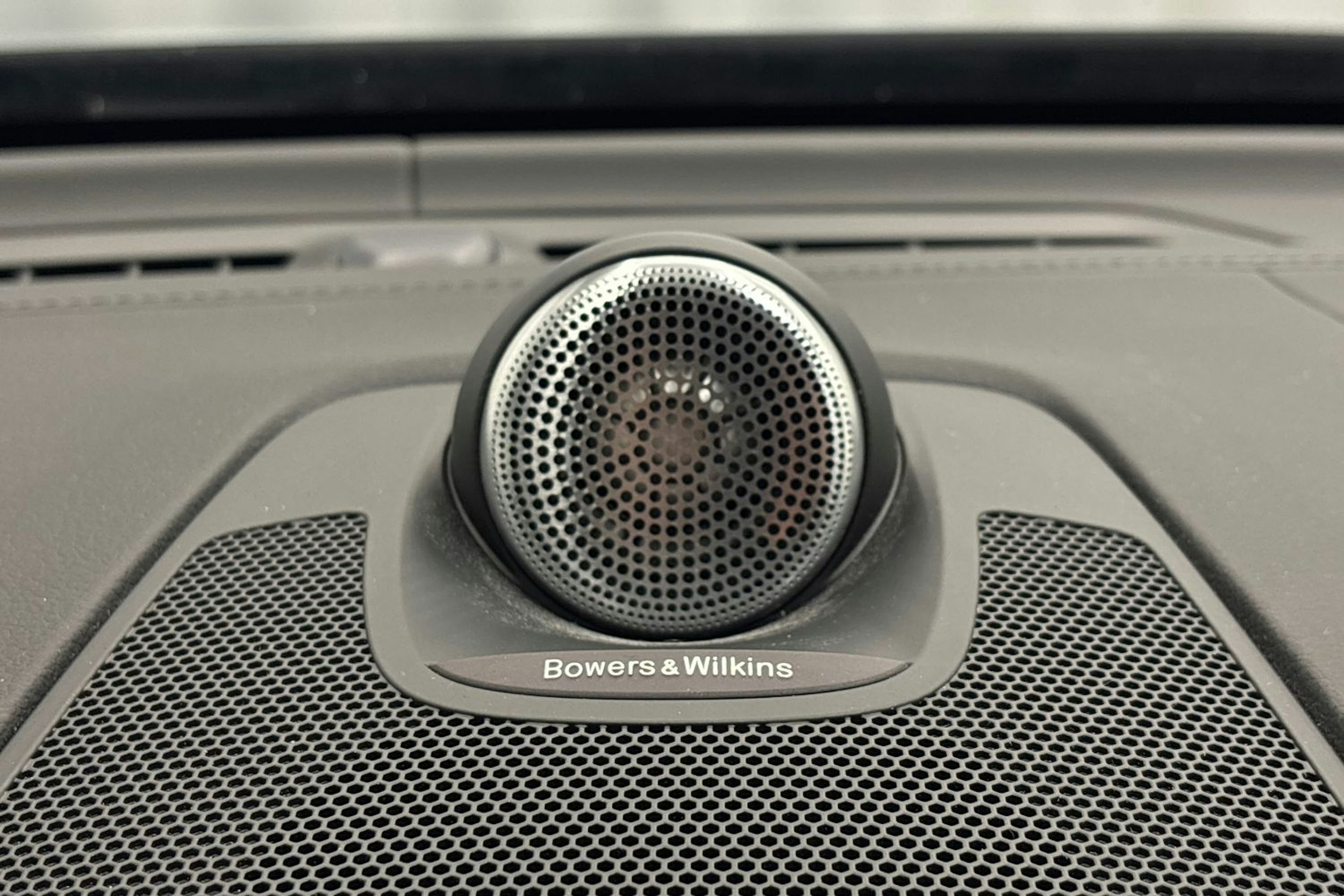 musta Volvo XC60 2020 kuva 18.