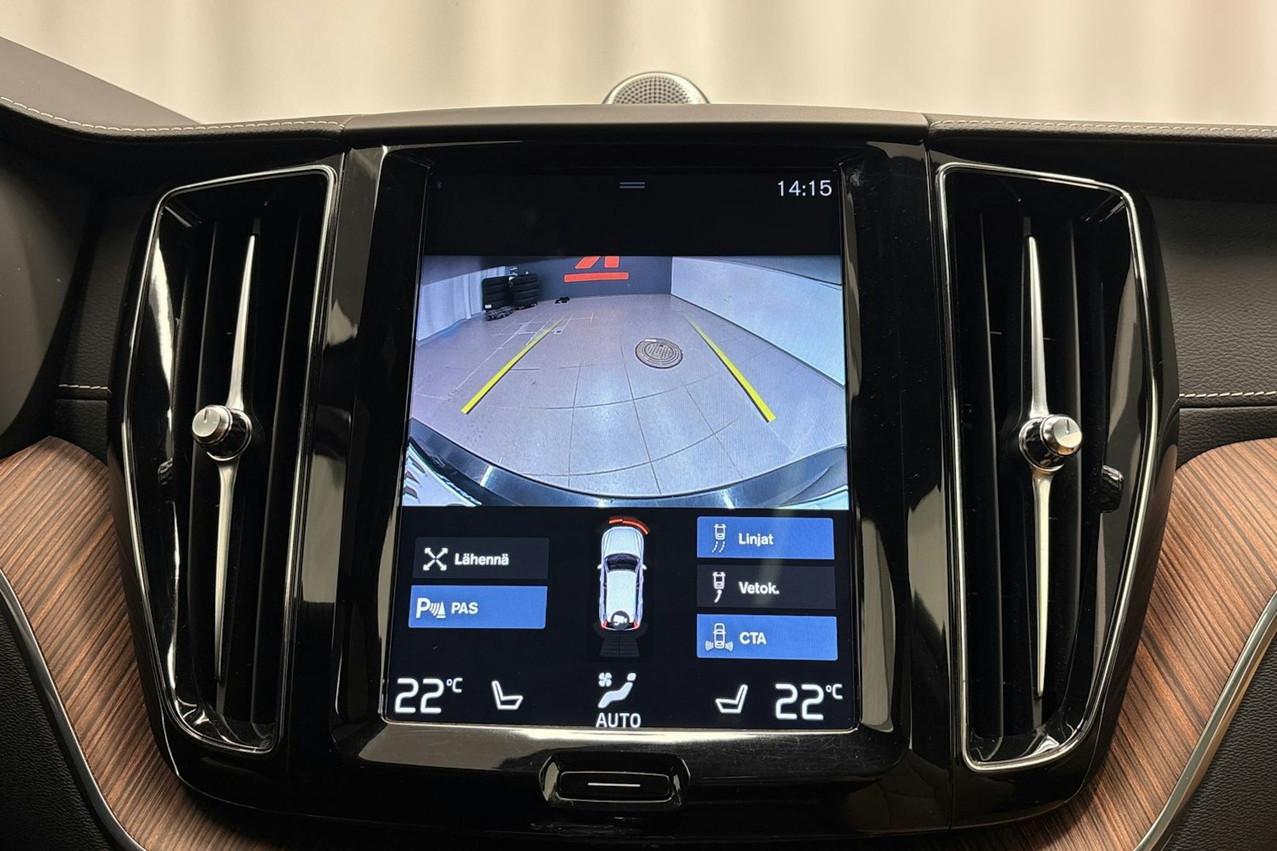 musta Volvo XC60 2020 kuva 19.