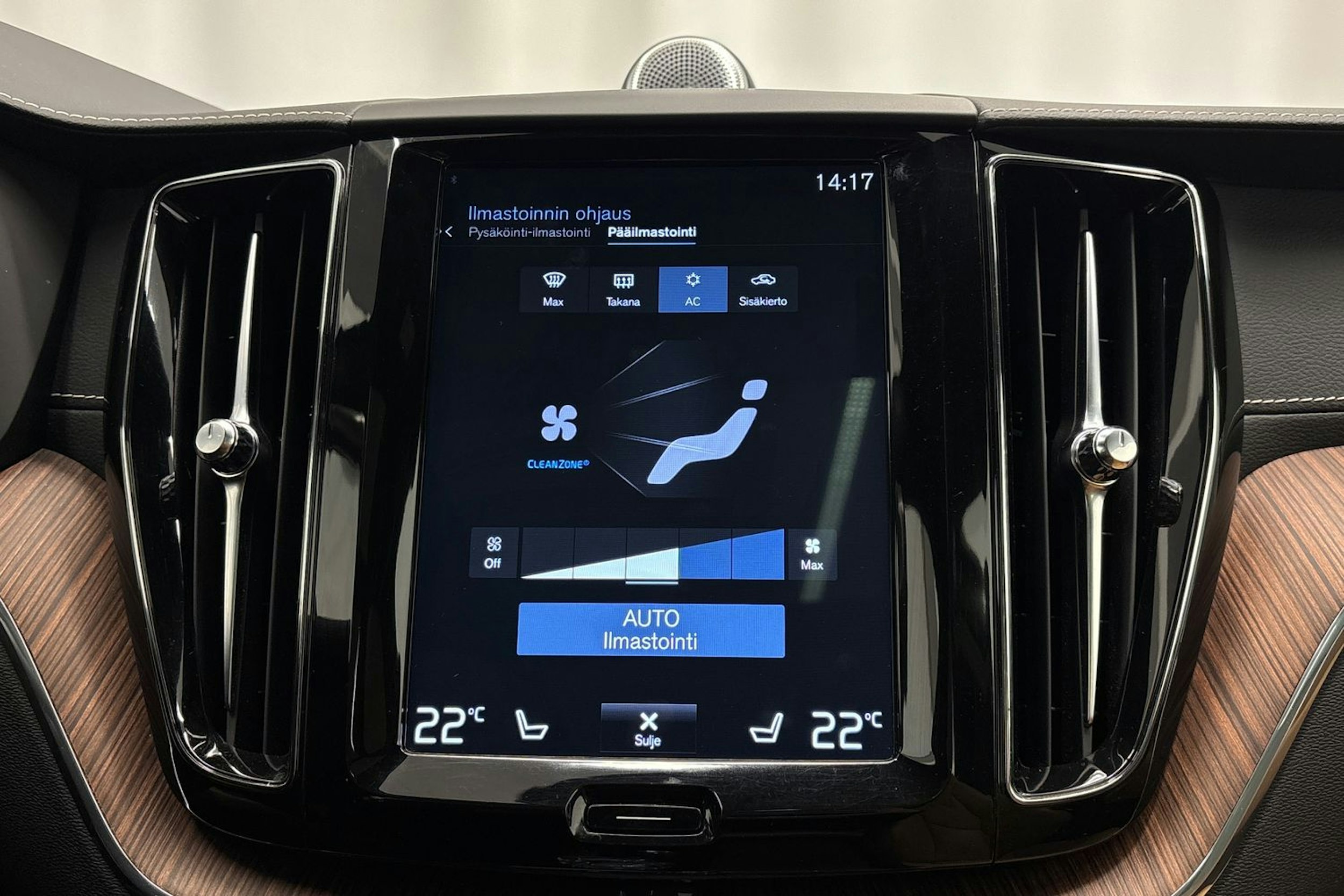 musta Volvo XC60 2020 kuva 20.