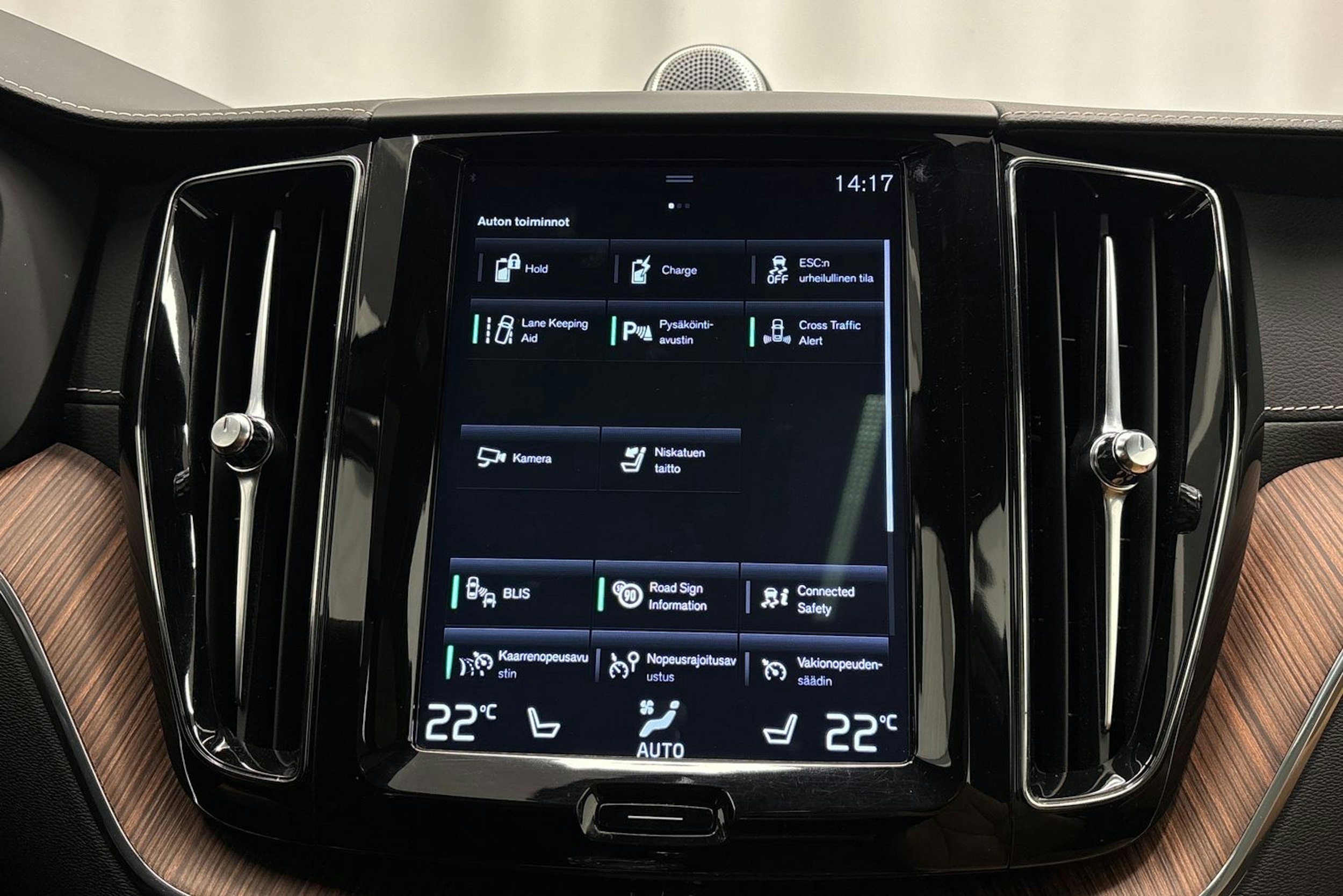 musta Volvo XC60 2020 kuva 21.