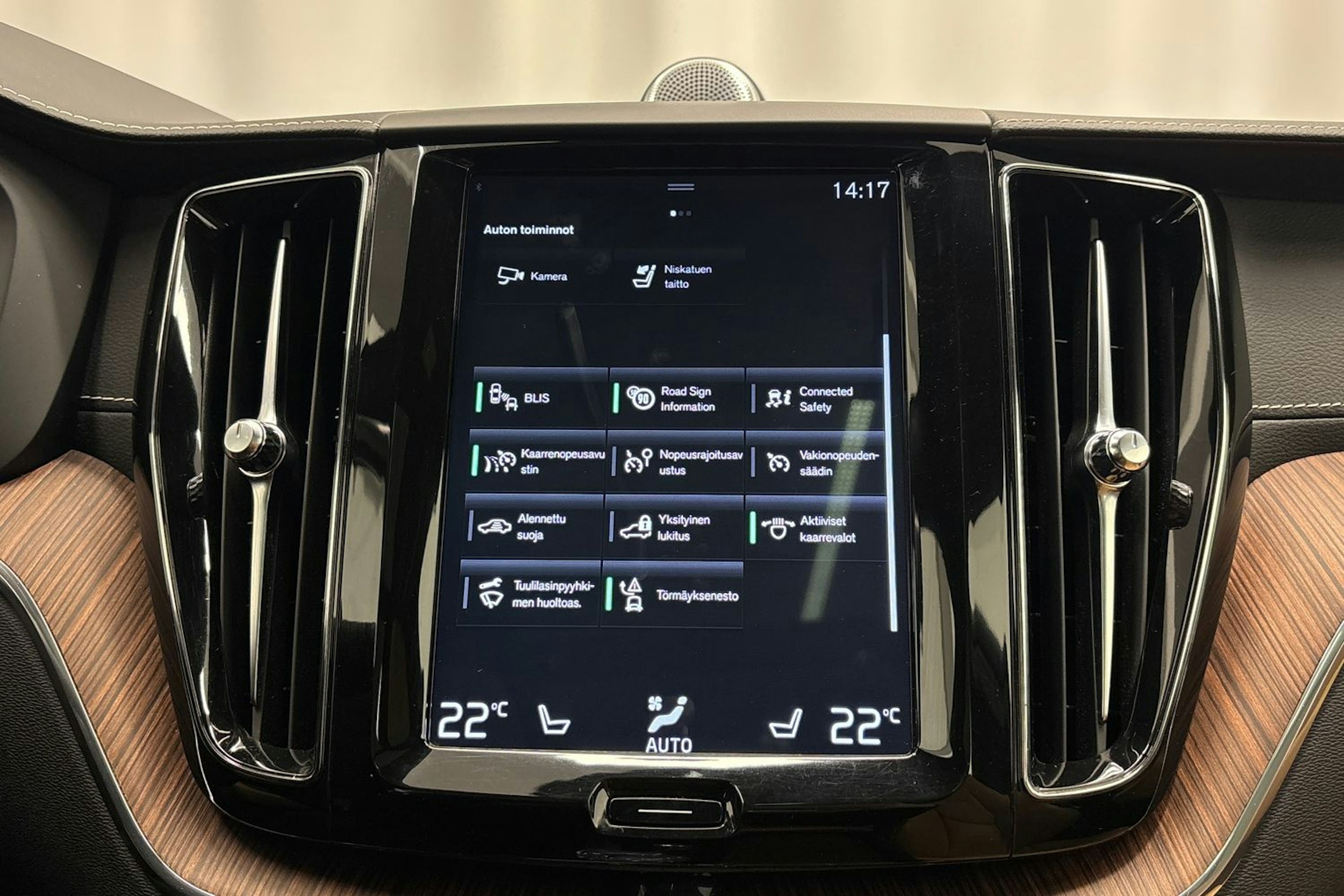 musta Volvo XC60 2020 kuva 22.