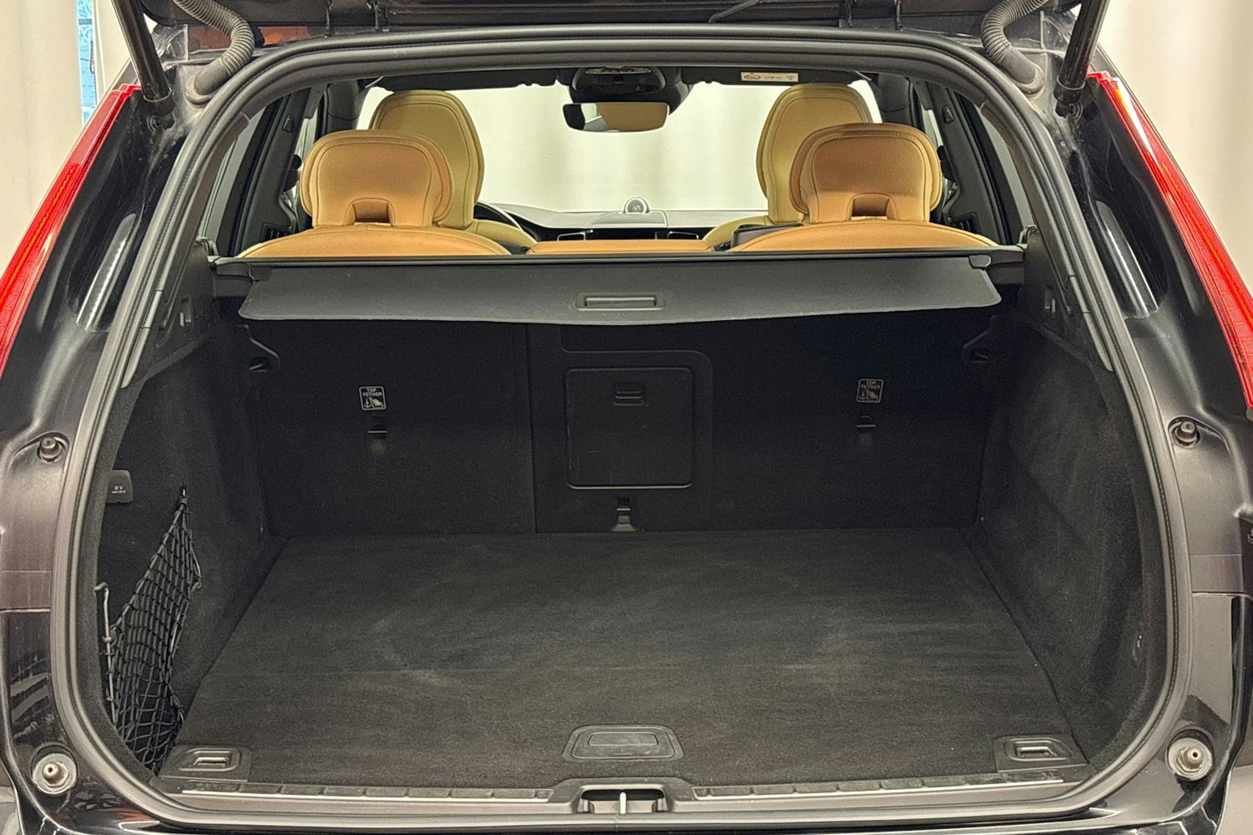 musta Volvo XC60 2020 kuva 26.