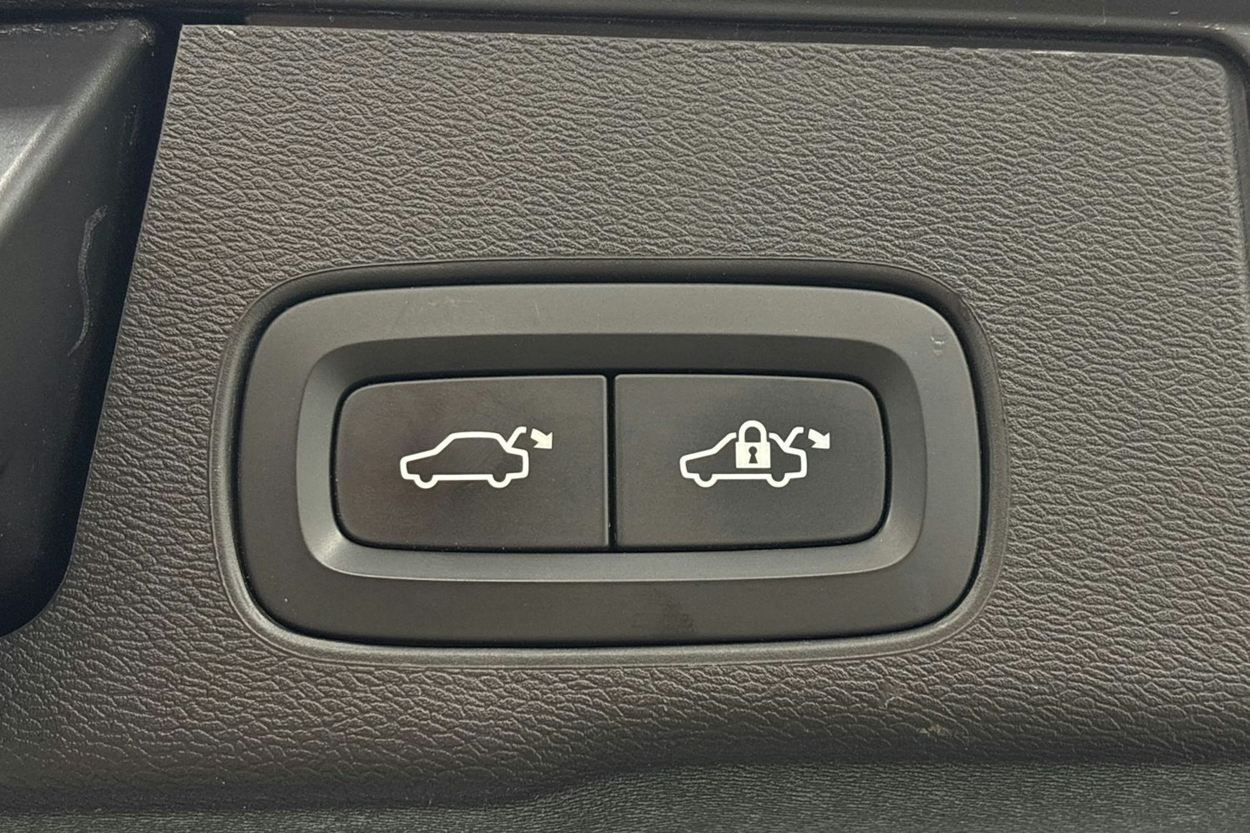 musta Volvo XC60 2020 kuva 27.