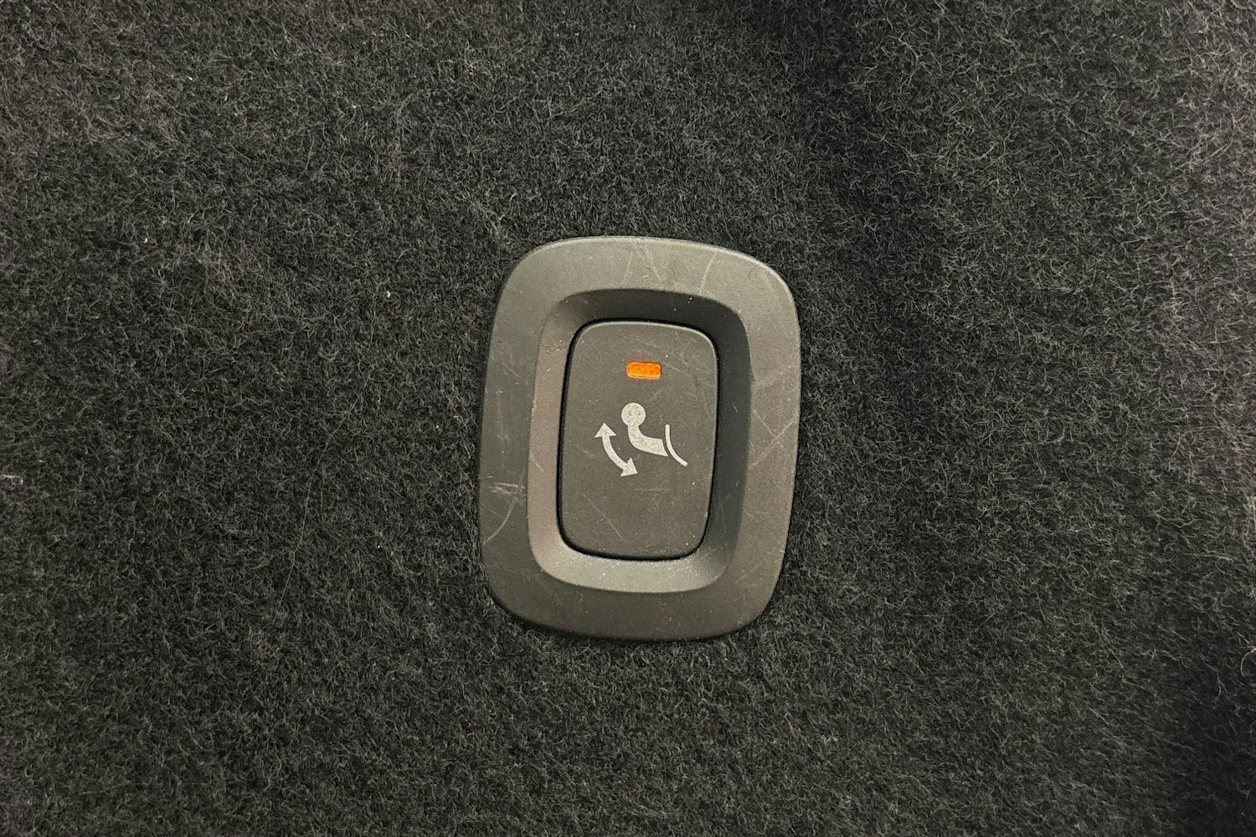 musta Volvo XC60 2020 kuva 28.