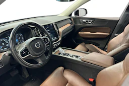 musta Volvo XC60 2020 kuva 3.