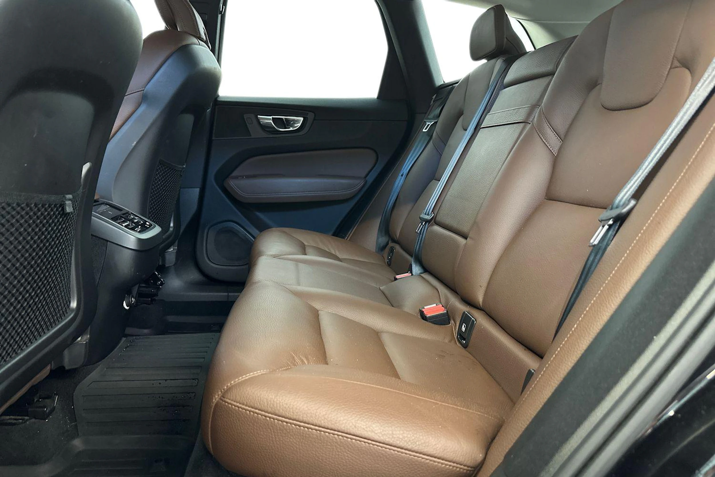 musta Volvo XC60 2020 kuva 8.