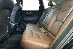 musta Volvo XC60 2020 kuva 8.