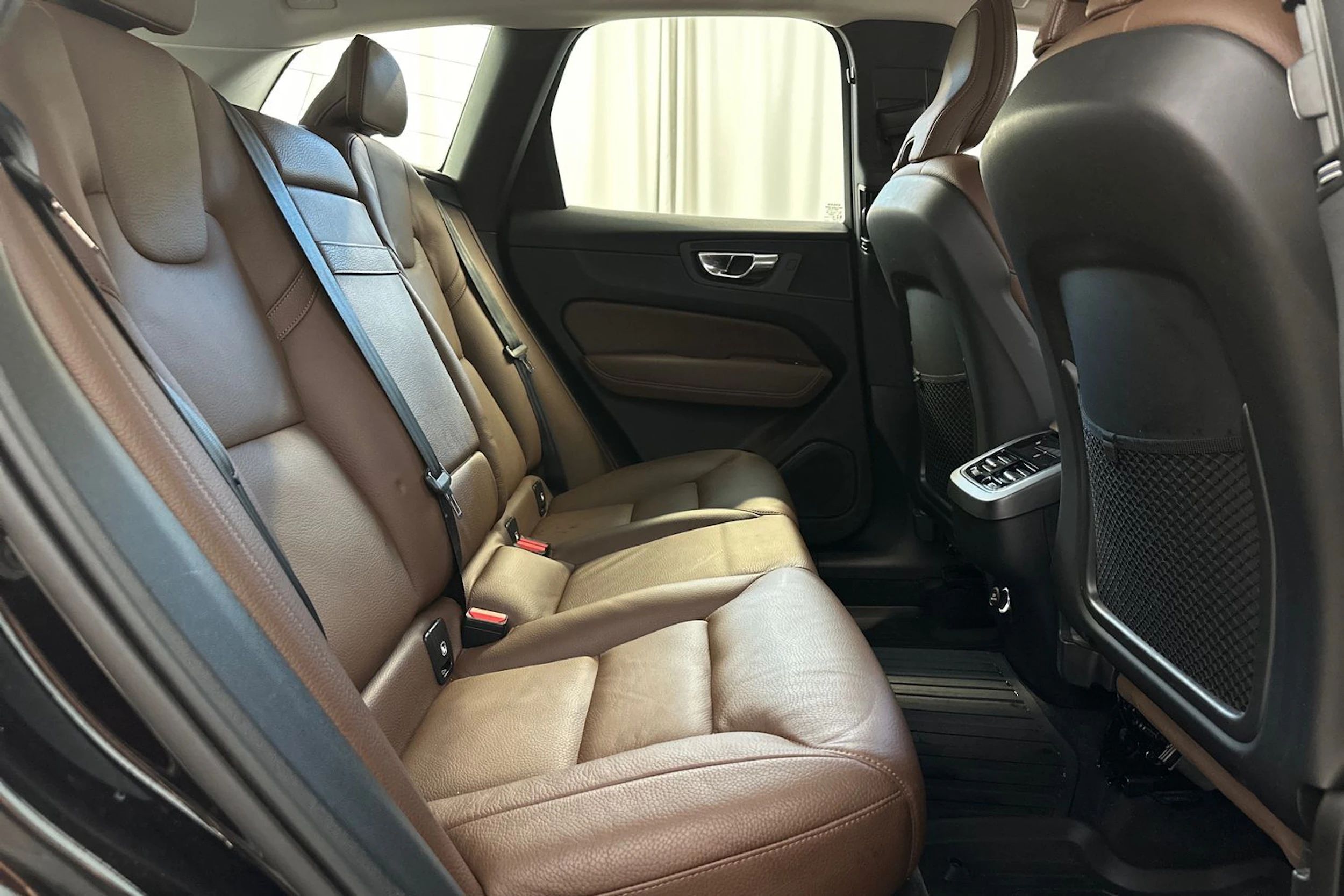 musta Volvo XC60 2020 kuva 10.