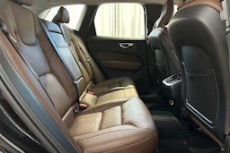 musta Volvo XC60 2020 kuva 10.