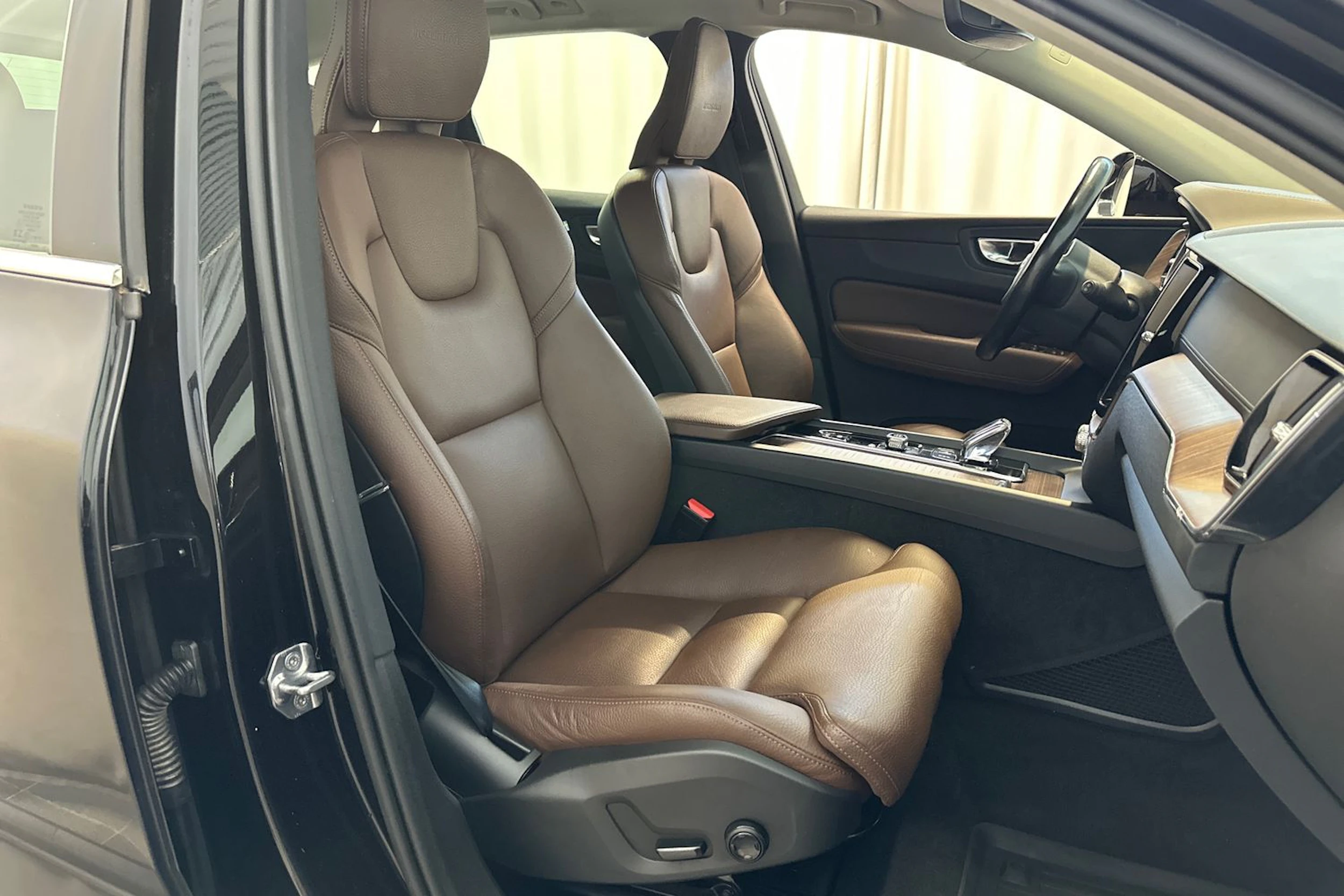 musta Volvo XC60 2020 kuva 11.