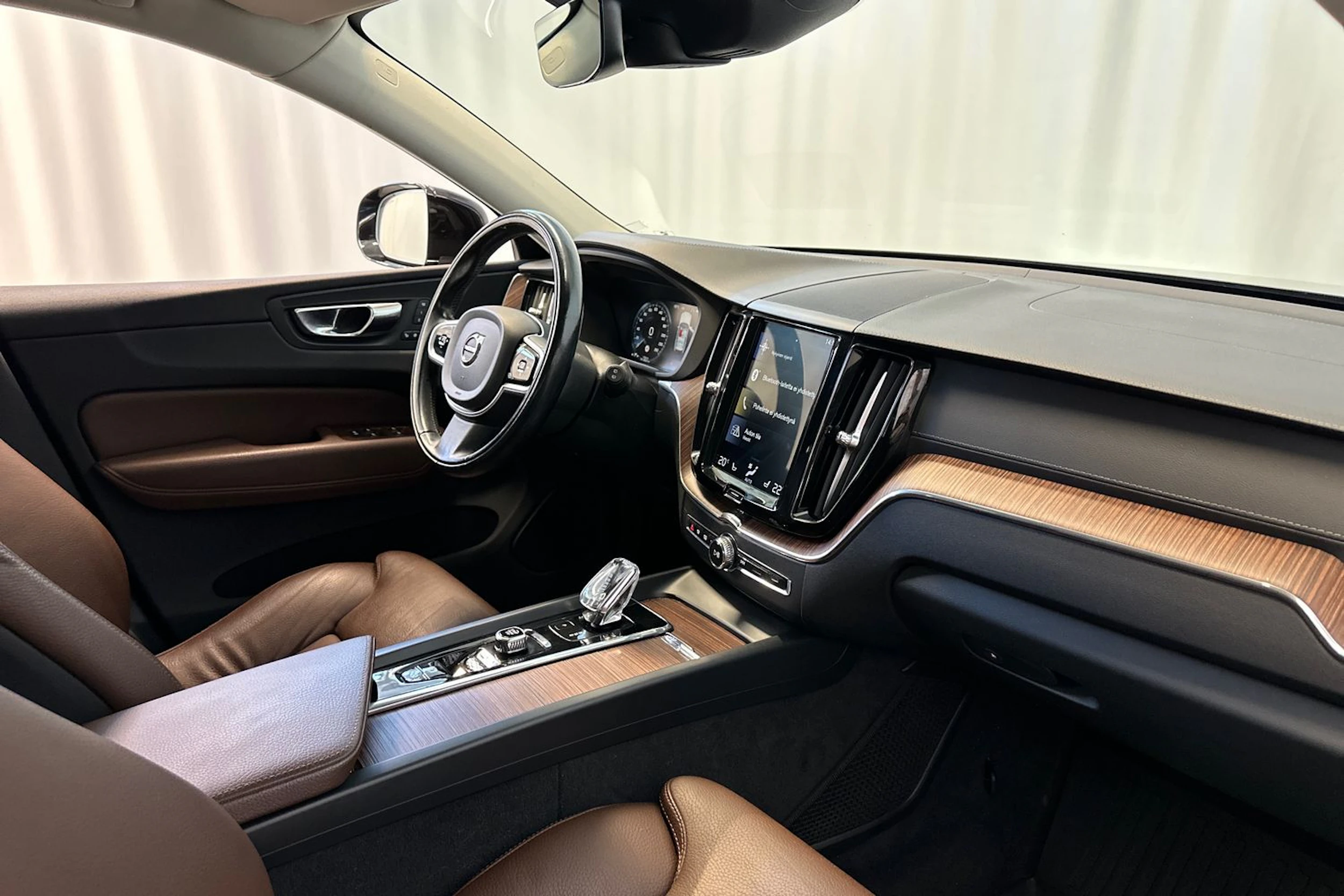 musta Volvo XC60 2020 kuva 12.