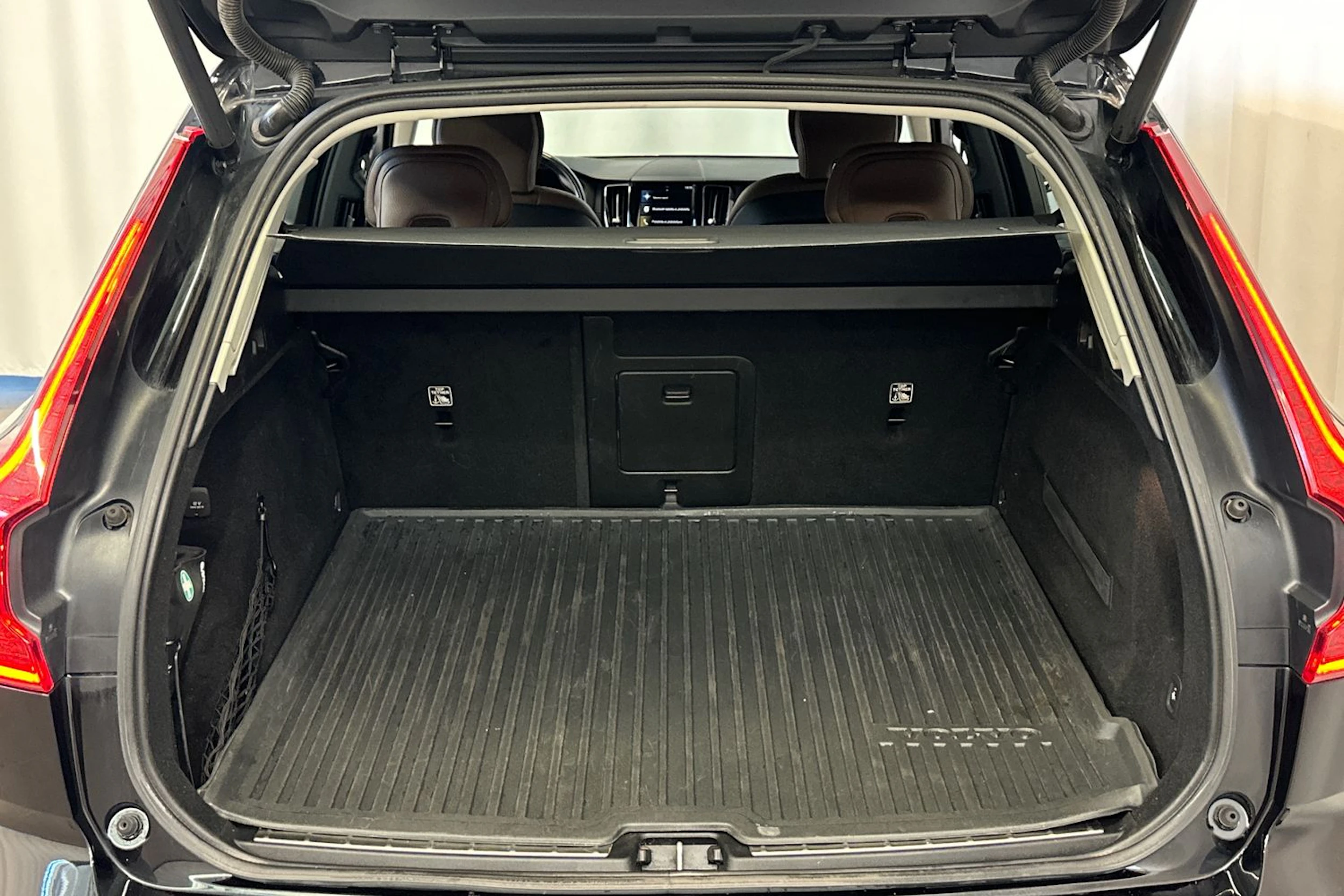 musta Volvo XC60 2020 kuva 13.