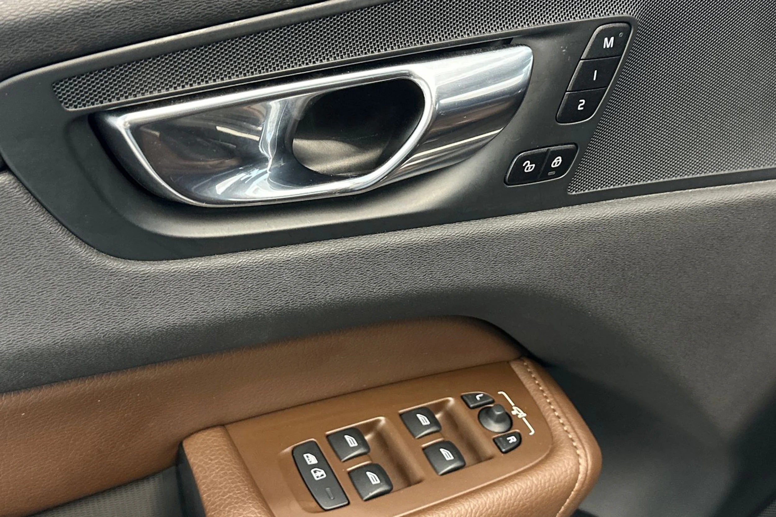 musta Volvo XC60 2020 kuva 16.