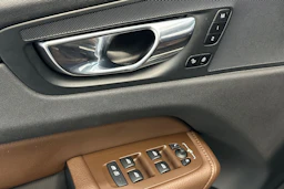 musta Volvo XC60 2020 kuva 16.