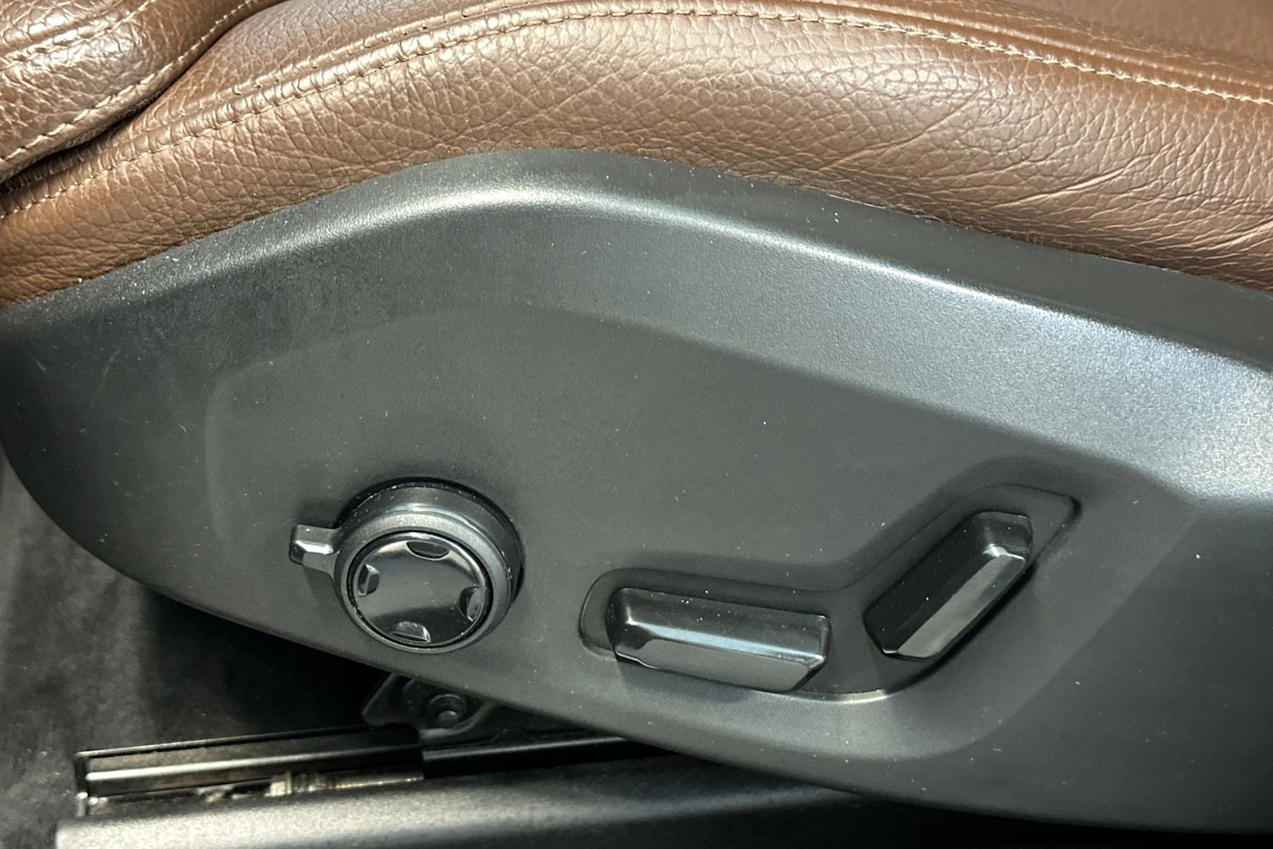 musta Volvo XC60 2020 kuva 17.